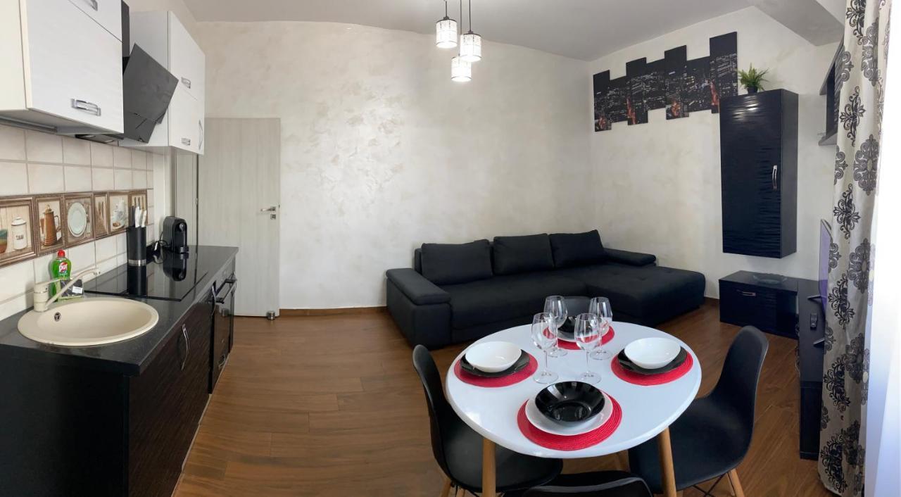 Twin Residence Five Mamaia Buitenkant foto